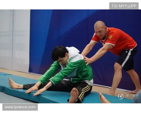 跳水运动的魅力与挑战:技术技巧、心理素质与训练方法的全面解析 跳水运动的魅力与挑战:技术技巧、心理素质与训练方法的全面解析