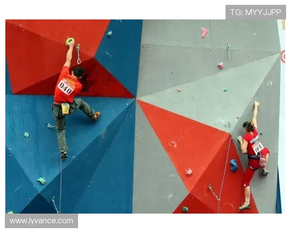 成都攀岩队与南京攀岩队赛后复盘分析比赛经验与教训分享